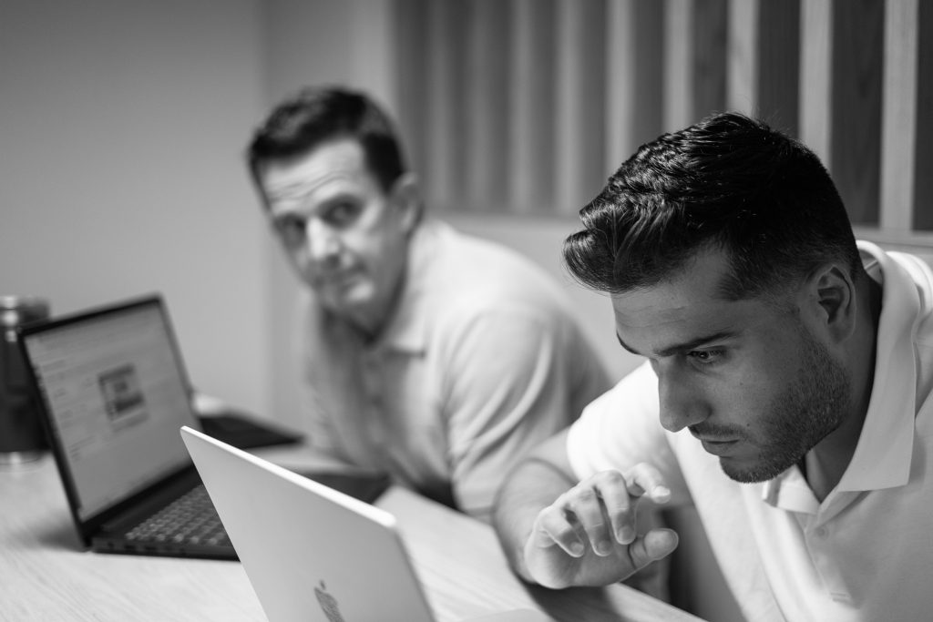 Lever Auto | Isaac and David Photo